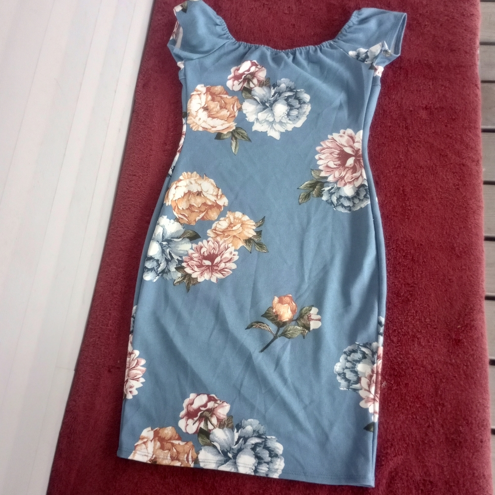 5.7.9 Floral Dress Size Small